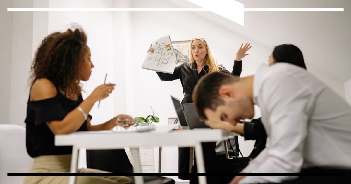 Equipe em reunião de trabalho demonstra tensão e sobrecarga diante de uma situação de urgência.